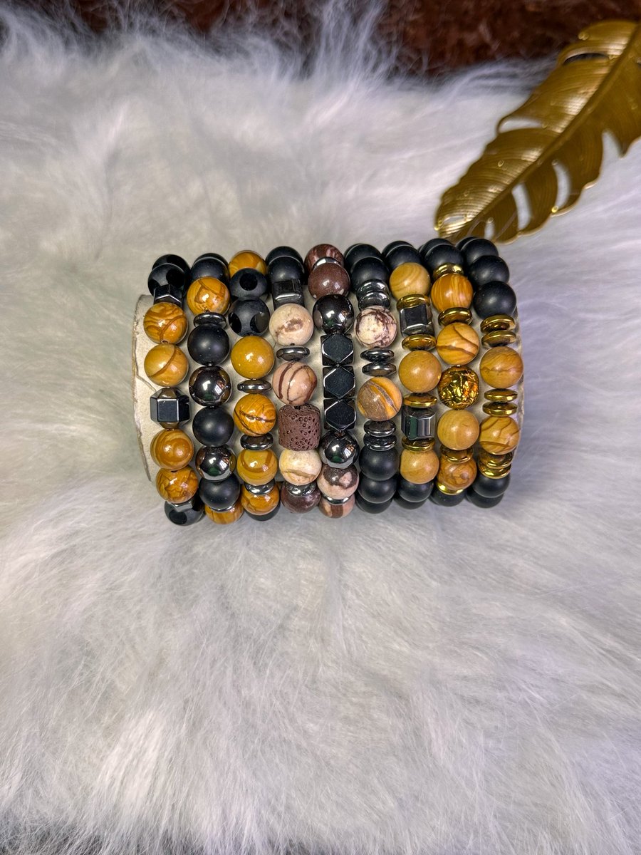 VerdadPatterns's tweet image. Stack your style✨
Order this set or selected pieces 💜
Handmade with love 💕 
Your stack, Your style 😌
.
To order: Call / WhatsApp: 08163851956 or send us a DM 

#stackablebracelets #beadedbraceletinlagos #beadedbracelet