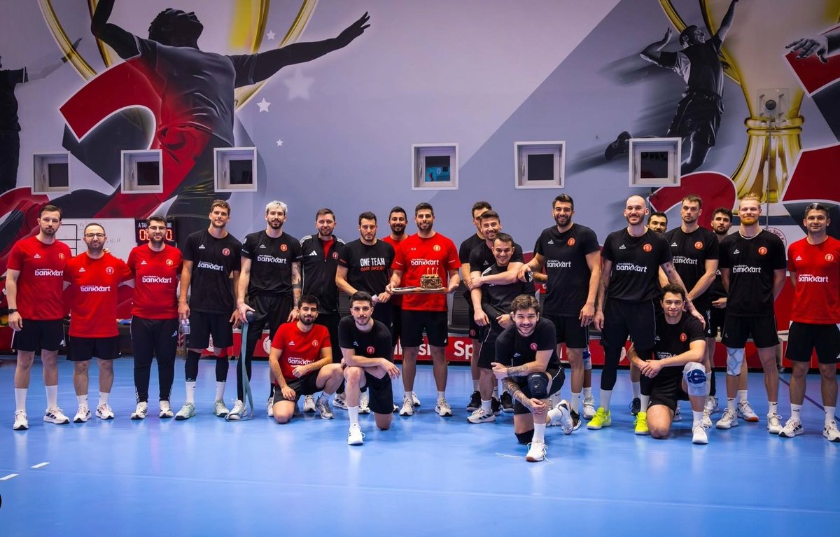 besties standing side by side someone hiding 😶‍🌫️ and someone not also on the group pic 💨😂