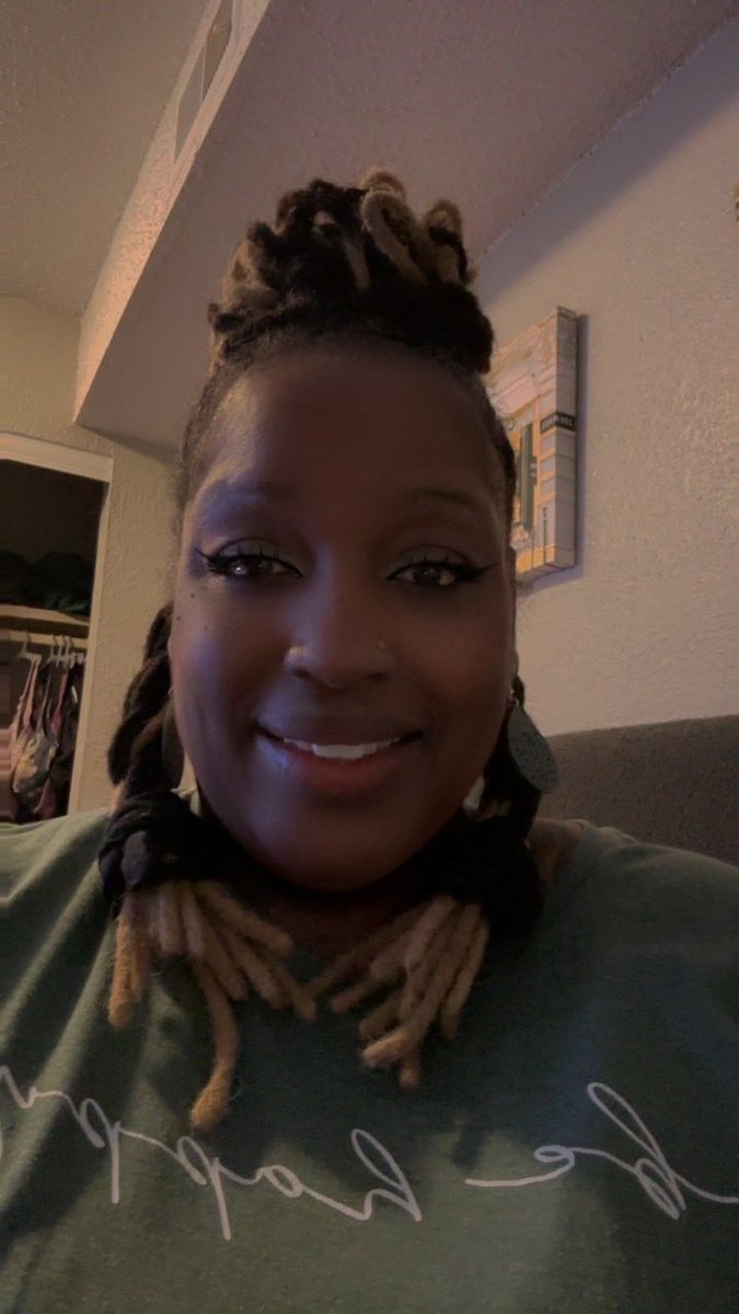 Blaque2011's tweet photo. Got my Invisalign retainers in today. My smile about to be real cute this summer. https://t.co/L9NBK6ukdD