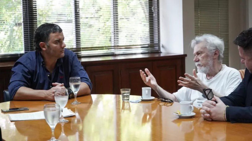 SaltaPolitica's tweet photo. COMPROMISO CON LA JUSTICIA
El ministro de Gobierno y Justicia, Ignacio Jarsún, mantuvo un encuentro con Jean-Michel Bouvier, padre de Cassandre Bouvier, una de las jóvenes francesas asesinadas en 2011 junto a Houria Moumni y le reafirmó el compromiso con la búsqueda de justicia. https://t.co/UuD8rz5PzA