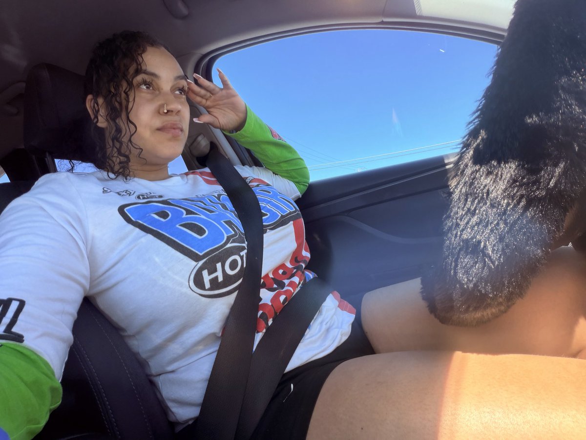 QueenVib3z 💜 tweet media