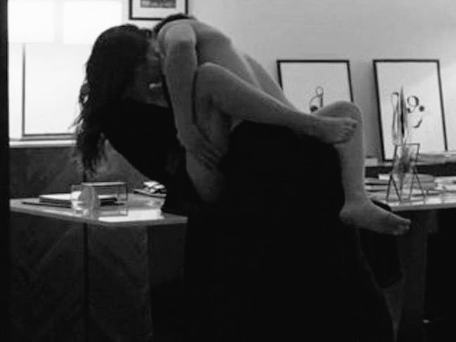 İkinci halvet anımız için, çok uysal ve üzgün olmalarını istemiyorum, biraz vahşilik istiyorum, Eşref'in Nisan'ı duvara fırlatmasını ve Nisan'ın da siyah düğmeli gömleğini baştan aşağı yırtmasını istiyorum🫀 

*(Evet, fotoğraflardaki kişi Çağdem. İkisi de fazlasıyla yetenekli)