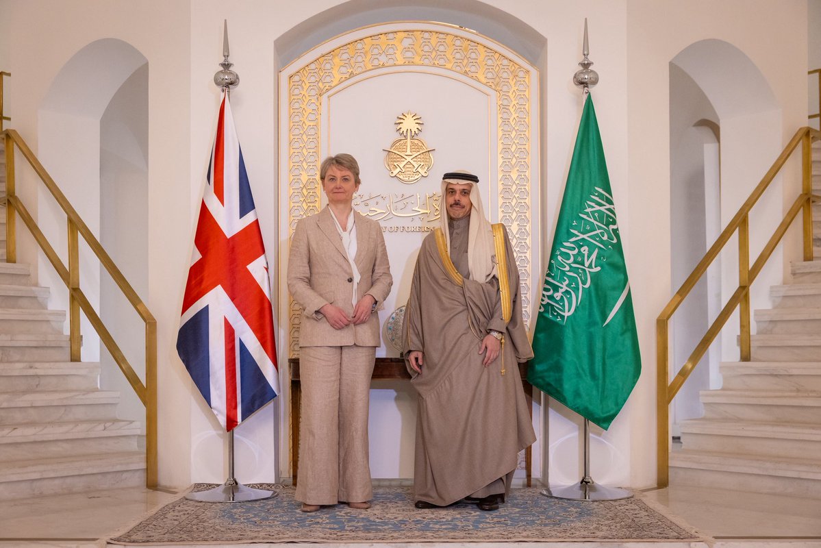 إيفيت كوبر تدين الاعتداءات الإيرانية خلال لقاء مع وزير الخارجية السعودي