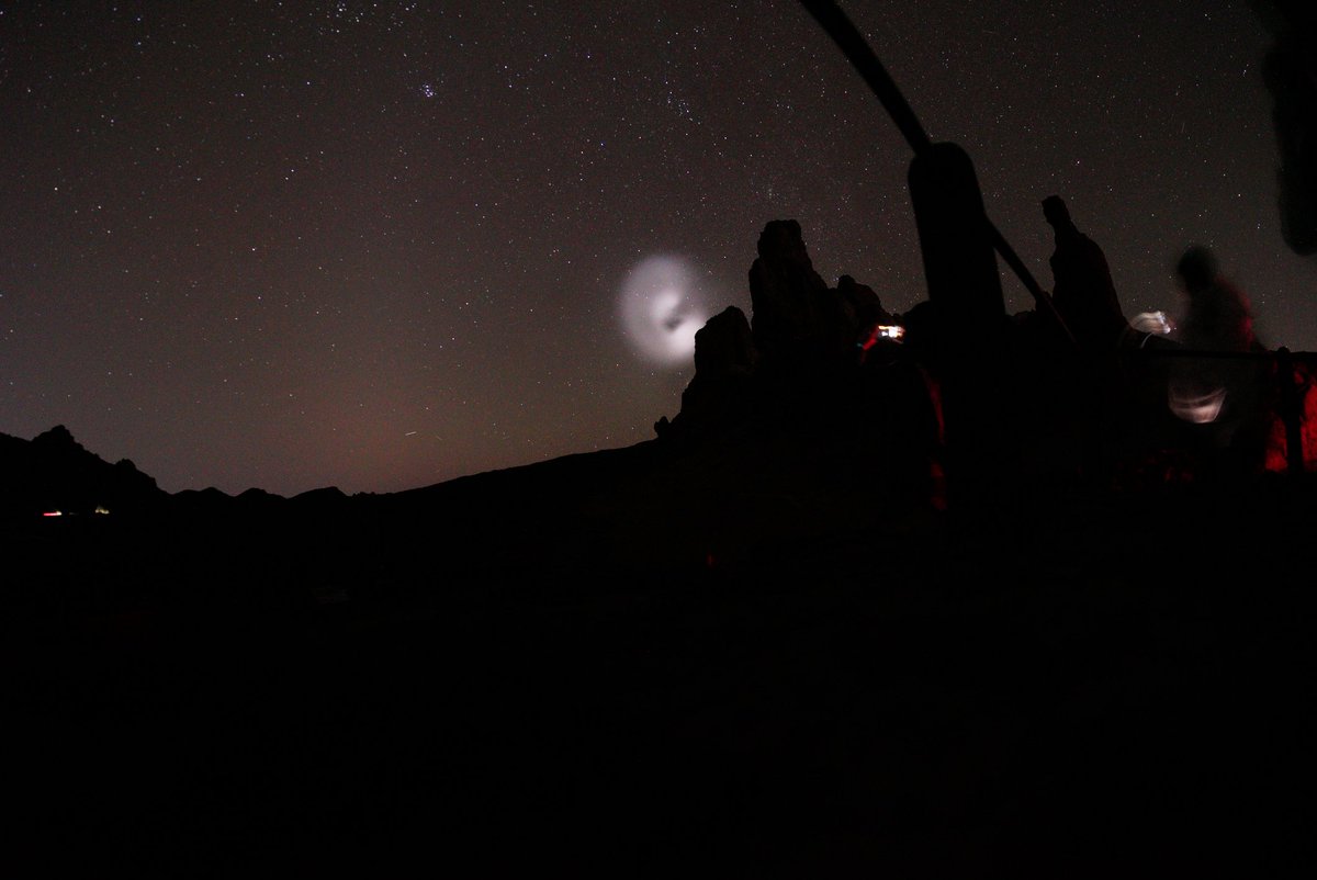 Adri_Hernandez's tweet photo. @hsocasnavarro @Eurekablog @cielodecanarias @IAC_Astrofisica ¿Qué fue esto? Alrededor de las 21h desde @pnteide ... Por la simetría parece la ionización de los cohetes de Musk en reentrada... Pero igual la OTAN tiene algo que decir... https://t.co/NSKLnNnA2y