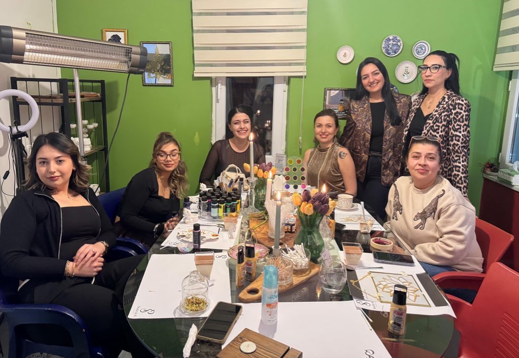 AnchorARTpaint's tweet photo. Ah kadınlar, canımız kadınlar ❤️ Hepiniz birbirinizden güzel ve hepiniz renklerin en güzelisiniz. Ne iyi ettiniz de geldiniz 😇🥰 Renkleriniz solmasın. Gününüz kutlu olsun. 🌸💐🌺🌷#8MartDünyaKadınlarGünü https://t.co/LGDZMV6bED