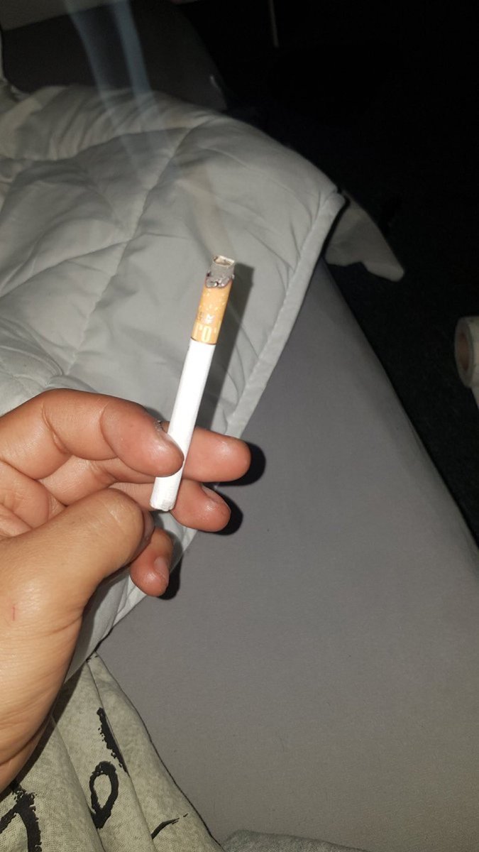 Giijonx's tweet photo. madre mia esto esta asqueroso no se como podeis fumarlo https://t.co/1DfokAr4XK