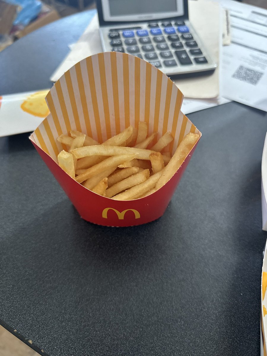 danyboyalvarez's tweet photo. Bien mal @McDonaldsMexico 
Mi pedido en su aplicación llegó sin condimentos, bien frío, las papas a la mitad, el refresco equivocado… https://t.co/Wr5gzivso4