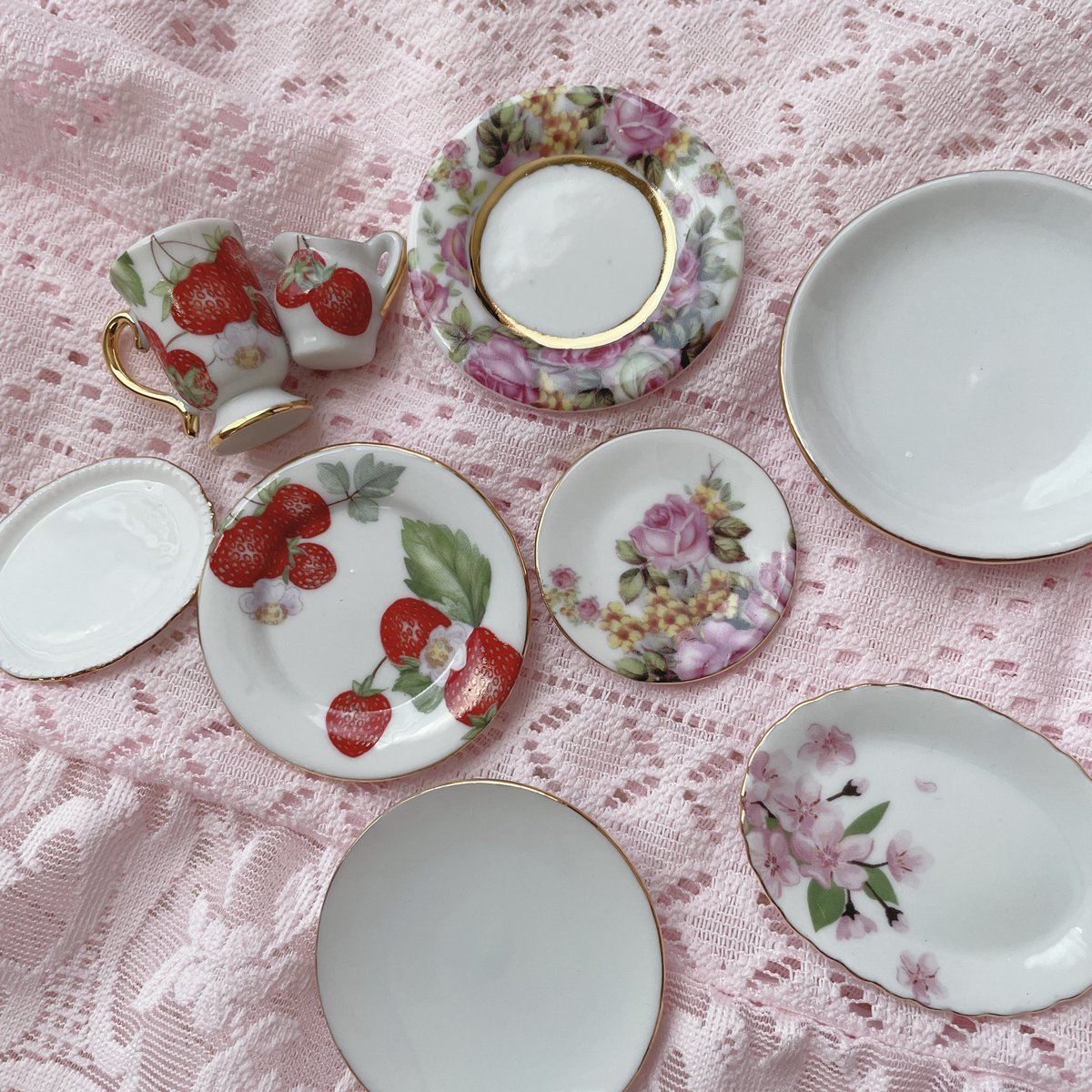 s_p0810's tweet photo. \新作/陶器

・いちごシリーズ
・ピンクローズシリーズ
・桜シリーズ

　お皿　各　　　　　　1500円
　カップ&amp;クリーマー　3000円
　カップ&amp;ソーサー　　3000円

・シンプルシリーズ　
　お皿　1000円

ブース場所☞U-13.14

＊全て1点ものです

#アイドール東京 https://t.co/6j0UXNwc3K