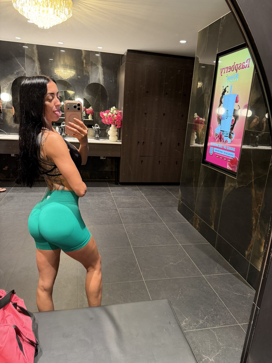 Mrs Privileged aka Andrea tweet media