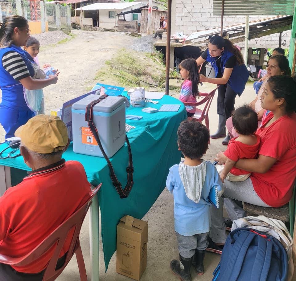 #Sigchos |
El personal del P.S Palo Quemado brinda atención integral en el recinto San Pablo de Plata, donde se realizaron controles postparto a madres recientes, además de brindar atención y seguimiento a niños y adultos mayores. 
#ElNuevoEcuador
