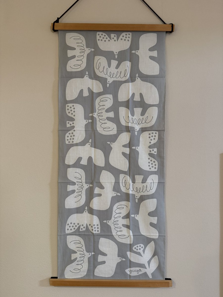 tsubo9's tweet image. リビングにAtelier FORKの白い鳥
手元で何年も置いてた手ぬぐいやっと飾った
#手ぬぐい #tenugui