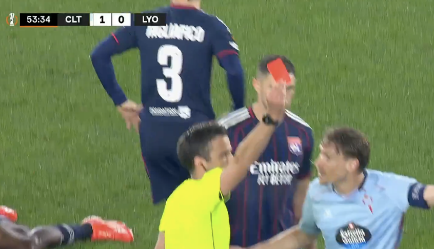LaVitrina1923's tweet photo. Desde que Borja Iglesias comete la falta hasta que se saca la roja pasan 31 SEGUNDOS.

Esta acción ha sido claramente REARBITRADA tras ver la repetición.

Es un escándalo lo que le han hecho al Celta. https://t.co/8b0f1IVbEf