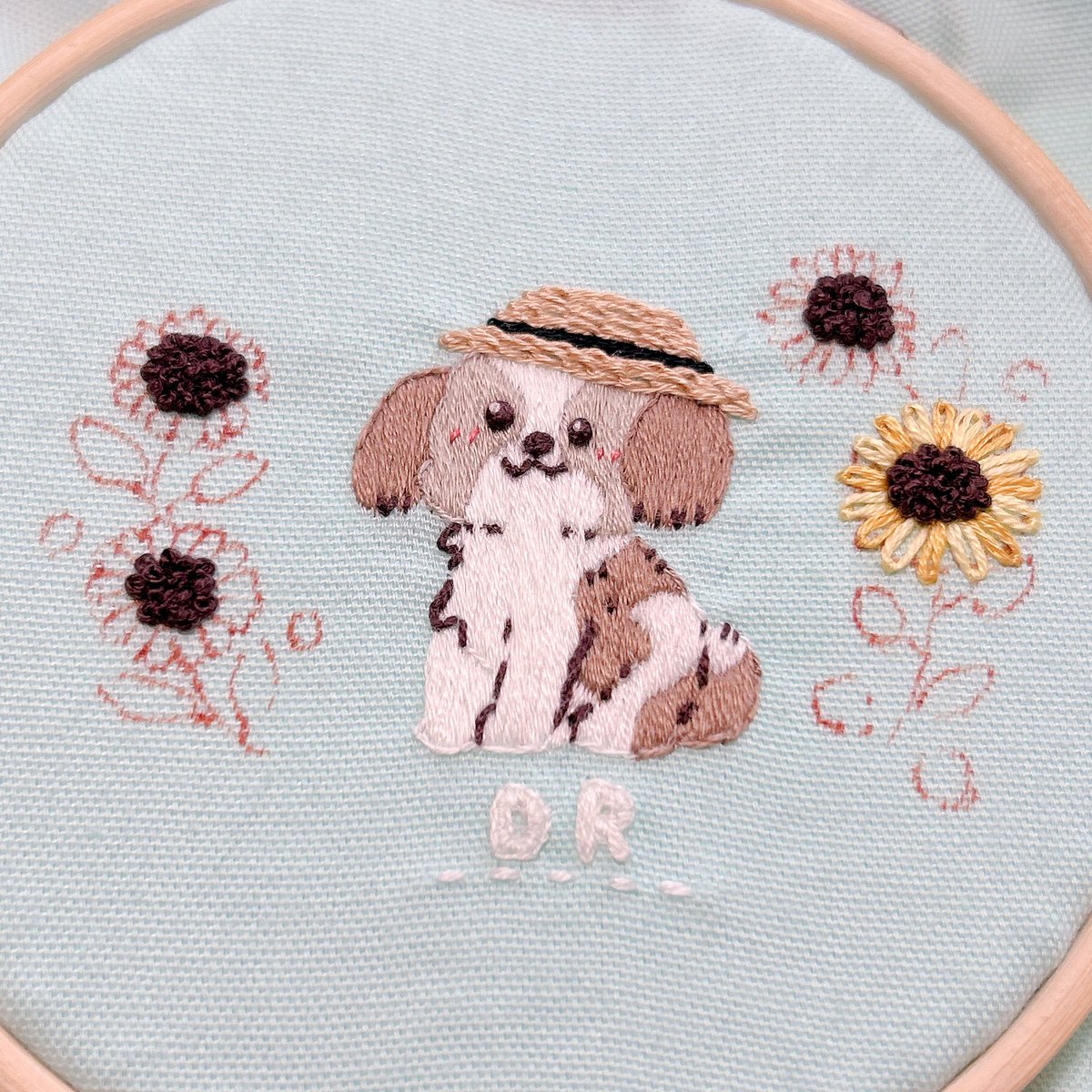 シーズーさんの麦わら帽子とひまわりが少し縫えました🌻✨
今回はそれぞれステッチを変えて刺繍しています。糸なので色んな表現ができて楽しい〜！
数年前ひまわりを縫った時より上手く縫えてる気がします☺️🩷ྀི
