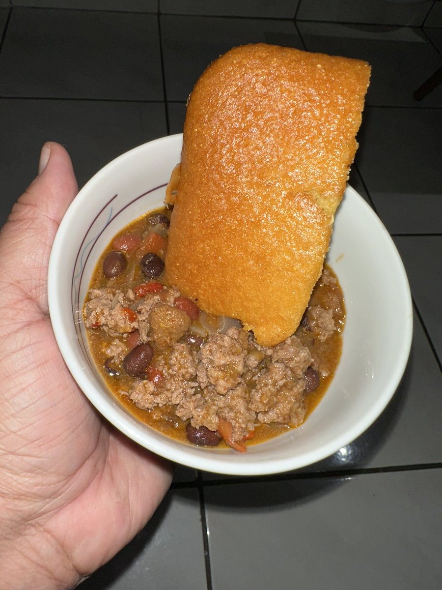 WeslacoShoping's tweet photo. I made some homemade chilli and bought an already made cornbread 🍞 made by @heb Their cornbread is simply amazing!
#food #foodie #chili #cornbread #heb #rgv #rgvfood #cooking #texas #homemade https://t.co/4meZizqL7S