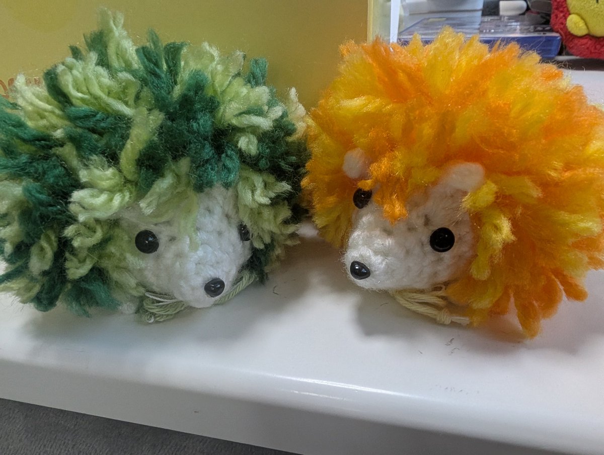 Tiri55's tweet photo. 叔母から、ニモカカカフェのお土産でハリネズミ持っいくね〜と言われてたけど、カラフルでビックリした！
メッチャかわいい！
私と娘氏の分って。
写真撮ろうとしたら後ろにライオンのぬいぐるみが写り込んでくる！！
#ニモカカカフェ https://t.co/pSTgTHrDO9