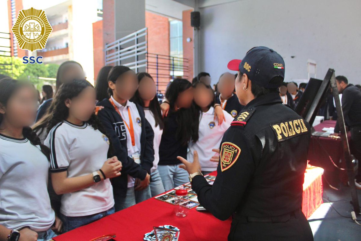 PBI_SSC's tweet photo. Durante la #FeriaDeSeguridad que se realizó en el Instituto Progreso y Esperanza, ubicado en la @Alc_Iztapalapa, la #PBI de la @SSC_CDMX participó a través de un #StandInformativo, en el que se realizaron diversas actividades dirigidas a la comunidad educativa, con el objetivo de fomentar la prevención y fortalecer la cercanía con la ciudadanía.

Para cerrar la jornada, la #BandaLaImpactante ofreció una presentación musical que amenizó el evento y generó un ambiente de convivencia entre estudiantes, docentes y asistentes. 👮🏻‍♀️🎺📚🥁👮‍♂️