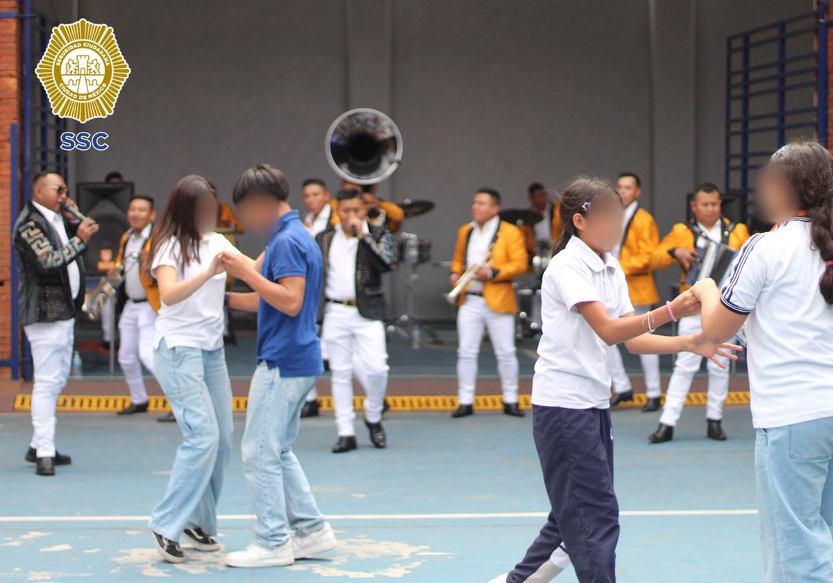 PBI_SSC's tweet photo. Durante la #FeriaDeSeguridad que se realizó en el Instituto Progreso y Esperanza, ubicado en la @Alc_Iztapalapa, la #PBI de la @SSC_CDMX participó a través de un #StandInformativo, en el que se realizaron diversas actividades dirigidas a la comunidad educativa, con el objetivo de fomentar la prevención y fortalecer la cercanía con la ciudadanía.

Para cerrar la jornada, la #BandaLaImpactante ofreció una presentación musical que amenizó el evento y generó un ambiente de convivencia entre estudiantes, docentes y asistentes. 👮🏻‍♀️🎺📚🥁👮‍♂️