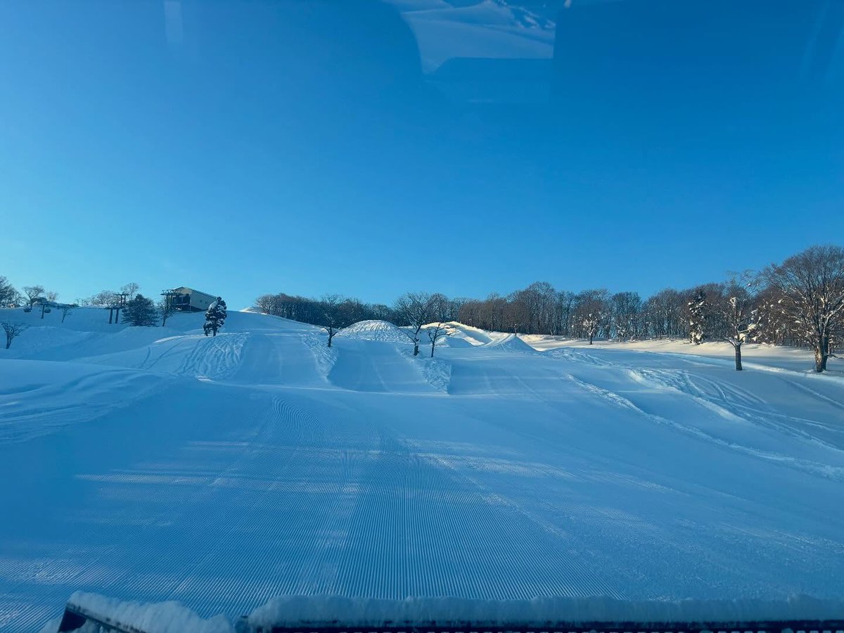 shiratorikogen's tweet photo. こんにちは😊白鳥高原です
今週は冷え込みもあって、朝イチはスピードの出るハードバーン
10時ごろから少し雪がゆるんで、滑りやすいコンディションの日が続いています⛷️

山頂付近では #イケダパークスクール が
渓流パークを造成中！
そして
📅 3/14・3/15 はちょっと特別な滑走イベントも予定中！ https://t.co/Jp0d4DS1iR