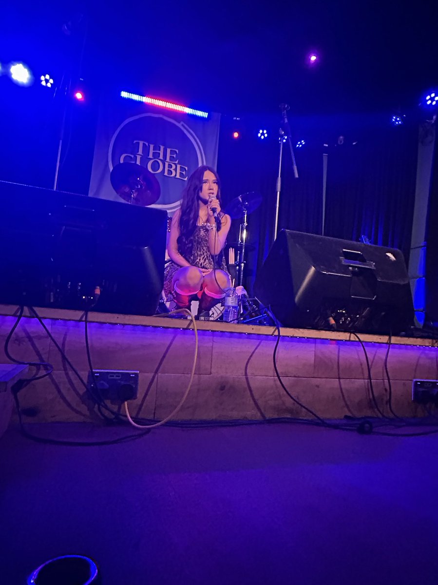 Imogenholding's tweet photo. Today’s photo is Imogen holding her mic at the @ThatGigLass gig at the globe last month!!!! https://t.co/Eonyvv54Qq