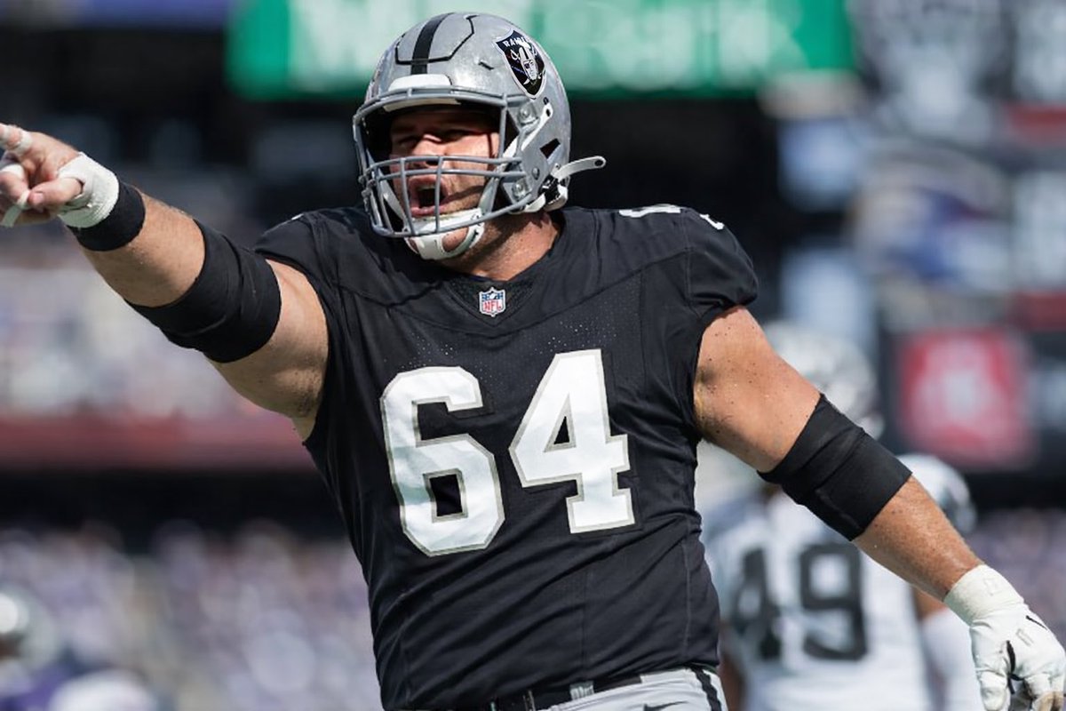 MikeMikeyLV's tweet photo. 💻🎨~ #TylerLinderbaum 
#RaiderNation https://t.co/n5SkrkXkH5