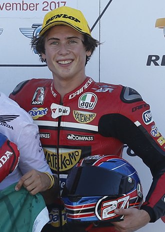 DavidAGlz23's tweet photo. Efectivamnte, actualmnte tenemos un joven Joe Roberts en las filas de Moto2 cn el equipo Only Fans American Racing, pero no es hijo de Kenny Roberts. Aunque comparten el mismo apellido y ambos son pilotos estadounidenses de motociclismo, no existe parentesco familiar entre ellos. https://t.co/wRTIqpqb0J