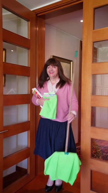 Maria Pía Adriasola después de servir el almuerzo en el casino de la Moneda