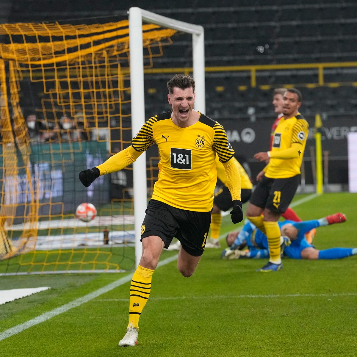 ThomMills's tweet photo. 500e match disputé en club et au plus haut niveau. 

Une fierté accomplie durant tant d'années de bons et loyaux services, en l'honneur du football, amour de toute une vie. 

L'histoire continue, bien sûr, mais c'est toujours important de marquer le pas et de regarder avec admiration et plaisir le chemin accompli durant presque 15 ans de carrière professionnelle. 

En avant pour quelques années de plus et, je l'espère, encore quelques centaines de rencontres à mon actif! 

With passion, devotion and happiness. 
Football and I, for ever. ❤️

#TOTOUTARD