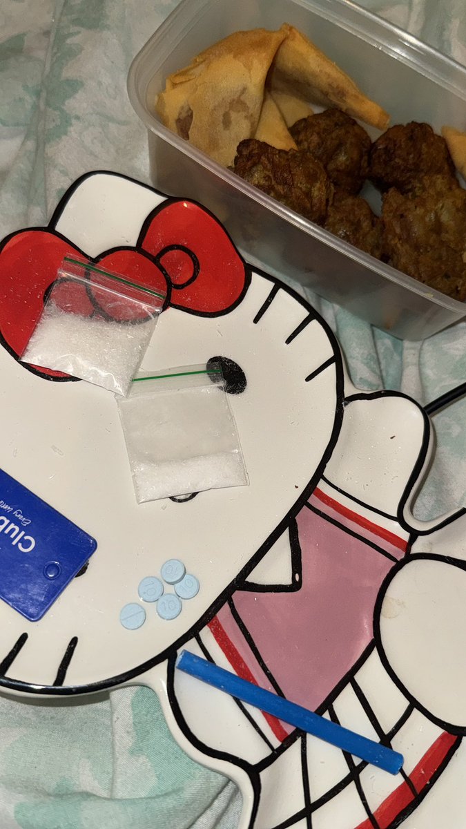 3ff3x0r113's tweet photo. i wanna kill myself so instead im eating indian food and doing drugs
#drugtwt #lifeisshit #butthesethingsaregood https://t.co/5Of0Qy6RJY