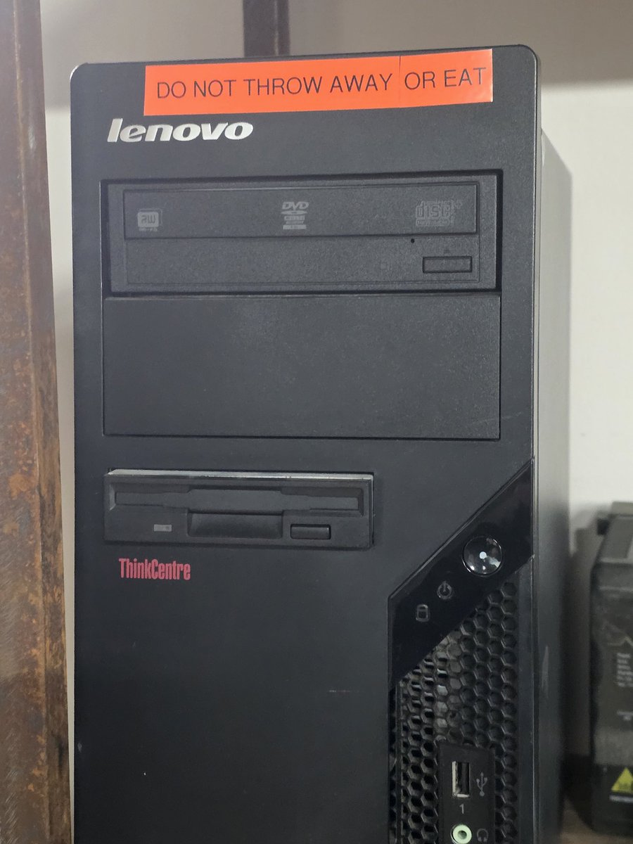 Y_I_H8_U's tweet image. 🤦‍♂️I say let them eat PCs 
#darwinawards for the win