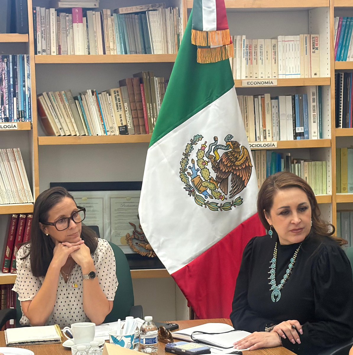 ConsulMexAlb's tweet photo. La Secretaria Interina del Departamento de Niños, Jóvenes y Familias de Nuevo México (@CYFDNM) Valerie Sandoval, sostuvo una reunión con la Cónsul titular Patricia Pinzón (@patriciapinzon) y sus respectivos equipos en el Consulado de México en Albuquerque (@ConsulMexAlb). 

Durante el encuentro, dialogaron sobre la coordinación que existe entre ambas entidades en la atención de casos que involucran a familias mexicanas, así como sobre la importancia de continuar acercando a nuestra comunidad información y recursos disponibles, incluyendo programas de apoyo familiar, protección a menores, prevención del abuso infantil, servicios de salud mental para jóvenes y fortalecimiento comunitario.

#ProtecciónConsular #ProtecciónPreventiva