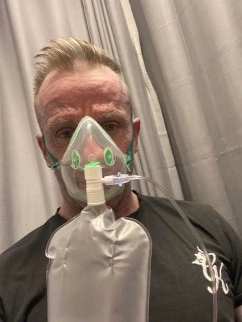 cronopiatw's tweet image. Podemos hablar de que un hombre en Inglaterra se asustó al despertarse con una mano azul y fue a urgencias, donde se hizo variedad de estudios, pero no podían descubrir que era. Al final, se había desteñido su sábana y le pintó la mano… es algo que podría pasarme