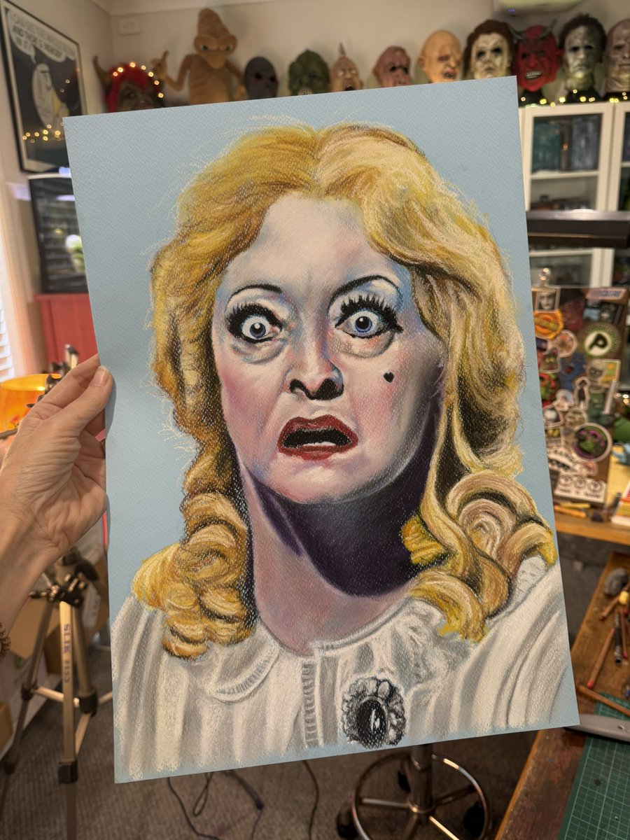 ᴄʜᴀɴᴛᴀʟ ʜᴀɴᴅʟᴇʏ tweet media