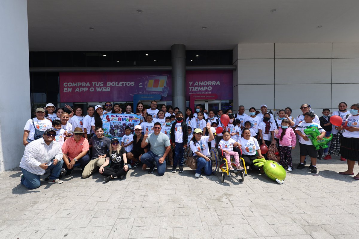En el #DíaMundialDelRiñón platicamos con pacientes y familiares sobre el cuidado de la salud renal, la premiación de un concurso de dibujo de nefrología, un convivio, paseo en autos deportivos y una función de cine. Su alegría nos recuerda por qué hacemos lo que hacemos. 💙