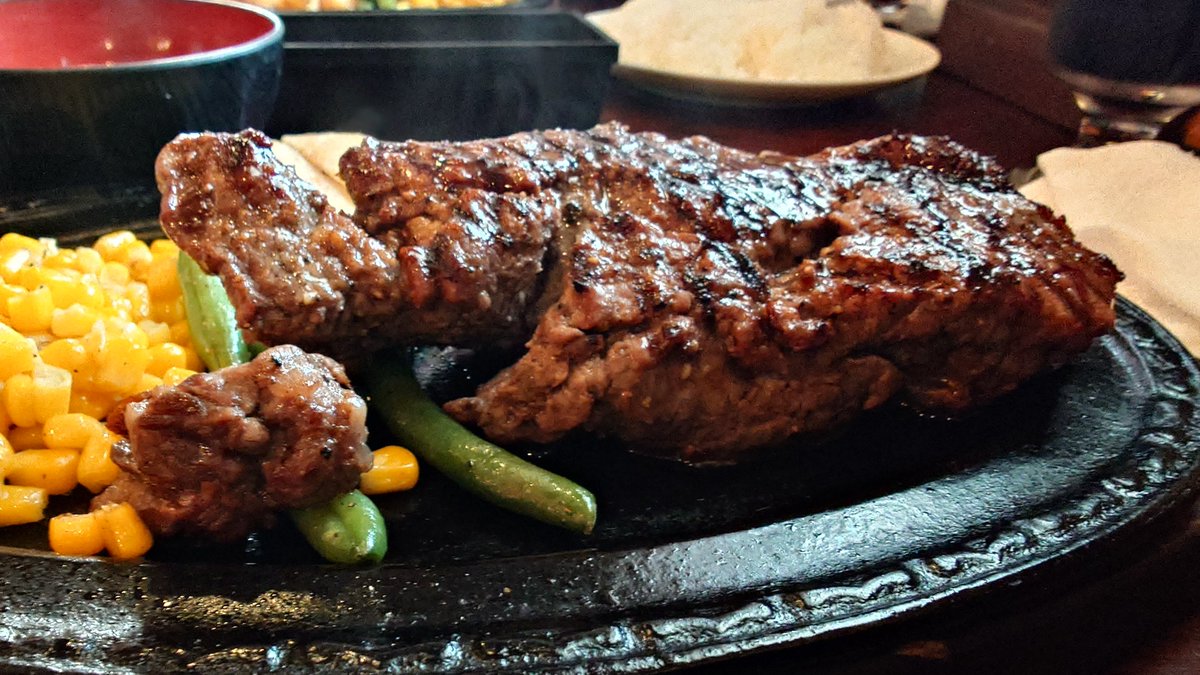 kokou_chiba's tweet photo. JR蘇我駅近く、デカ盛りメニュー豊富な人気店「カントリーレストラン スワン」毎週金曜日はステーキ40％OFFとなる同店、初のサーロインステーキ300ｇをオーダー😋🥩

鉄板を埋める巨漢ステーキは食べ応え抜群、噛みしめる程に増す肉肉しい食感・旨味を最大限に堪能😍💕

https://t.co/HBdVkJ6tsN https://t.co/HR1JiMGZkO