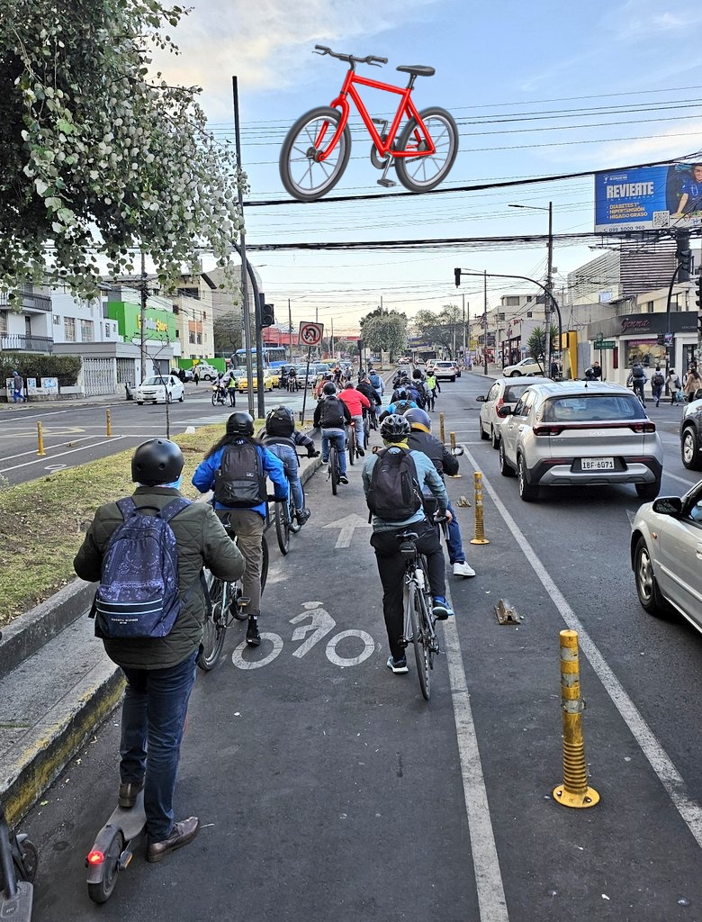 Que raro, cuando uno va en bicicleta por la ciclovia de la Av. Amazonas, #Quito, uno toma estas fotos. En fin...