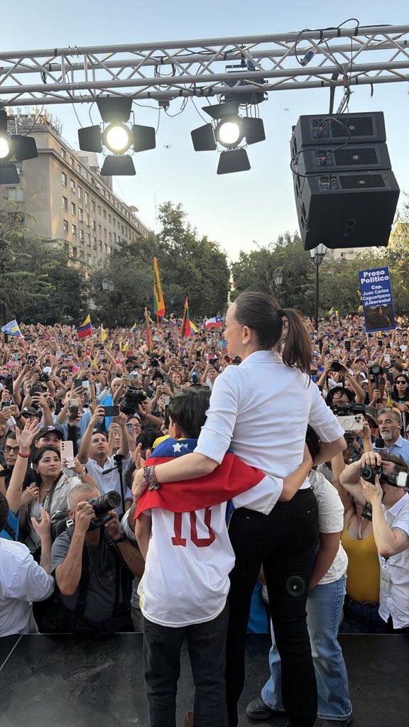 ConVzlaComando's tweet photo. El abrazo que las madres venezolanas anhelan. 

Poder abrazar a sus hijos que regresen a esa Venezuela Tierra de Gracia. 

@MariaCorinaYA ya está con los miles de venezolanos que se concentraron en Santiago. https://t.co/V6kMZzXNmP