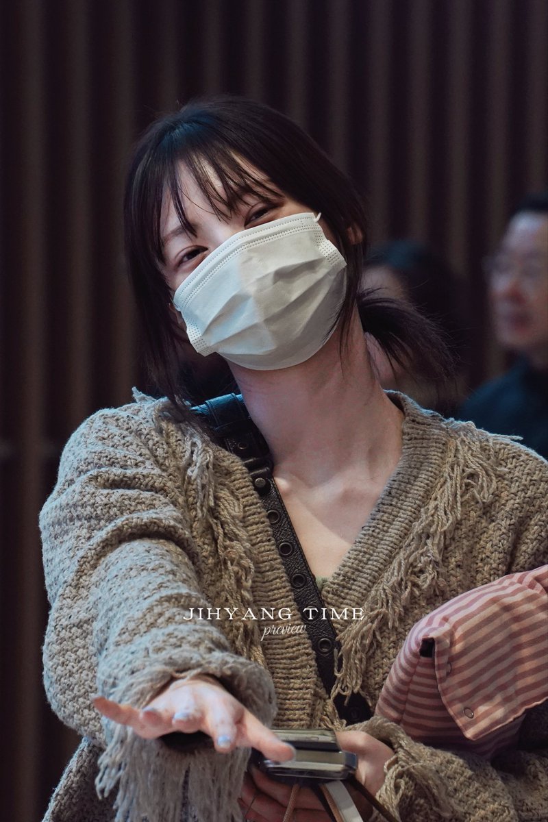 jihyangtime's tweet photo. 260313. 인천 icn 출국 🛫

오늘 지향이가 완전 애기 같더라… 계속 가까이 와서 예쁘다고 해주고 ㅎㅎ 근데 지향아, 그럼 다른 날에는 나 안 예쁜 거야? ㅋㅋㅋ

#안녕_MELBOURNE #김지향 #jihyang #ジヒャン #dancer #댄서 https://t.co/OiWnfwj2xQ