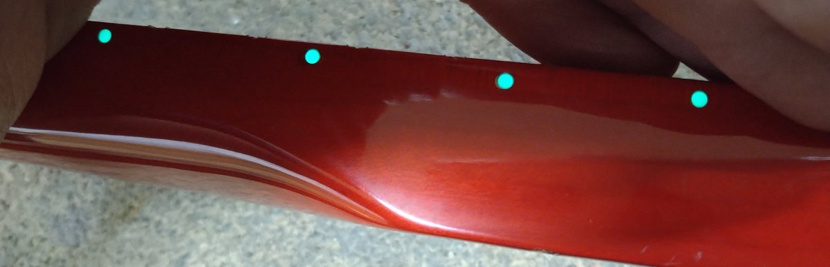 LA-85KKの追加改修完了🎸

フレットもだいぶ低くて音程ズルズルだったので打ち換え。に伴いポジションマークも白いデカールだったから、🦎インレイのパーロイドに合わせて白蝶貝に、サイドポジションもルミンレイに変更✨️
ブリッジもシャーラーのFRT−2に交換して完了🎸
これで自分仕様のNo.16完成😁