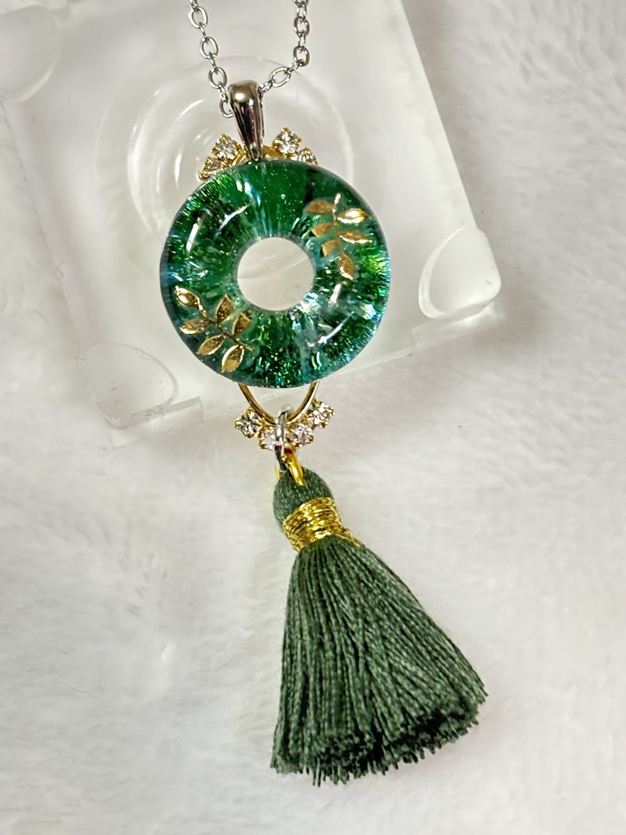 potekichi130's tweet photo. ハンドメイドらぼさんのモールドでペンダントを作りました。
^ ^
#レジンアクセサリー
#ハンドメイド
#ハンドメイドらぼ https://t.co/44cbZ5zQ0P