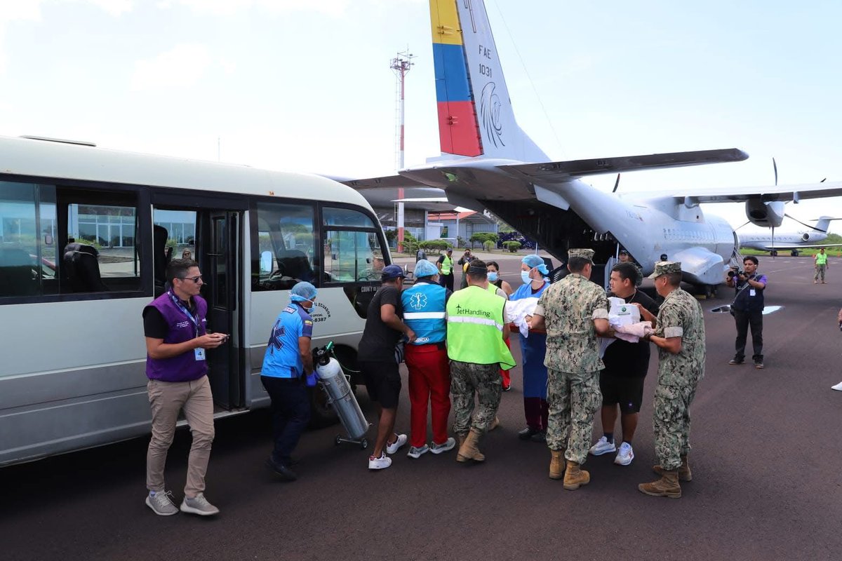 Salud_Ec's tweet photo. Respuesta rápida y efectiva 🏥🚁
El Ministerio de Salud Pública, en coordinación con la @FuerzaAereaEc, ejecutó con éxito un transporte sanitario aéreo desde Galápagos hasta Guayaquil para trasladar de forma urgente a dos pacientes en estado crítico. https://t.co/YrfDgogXMK