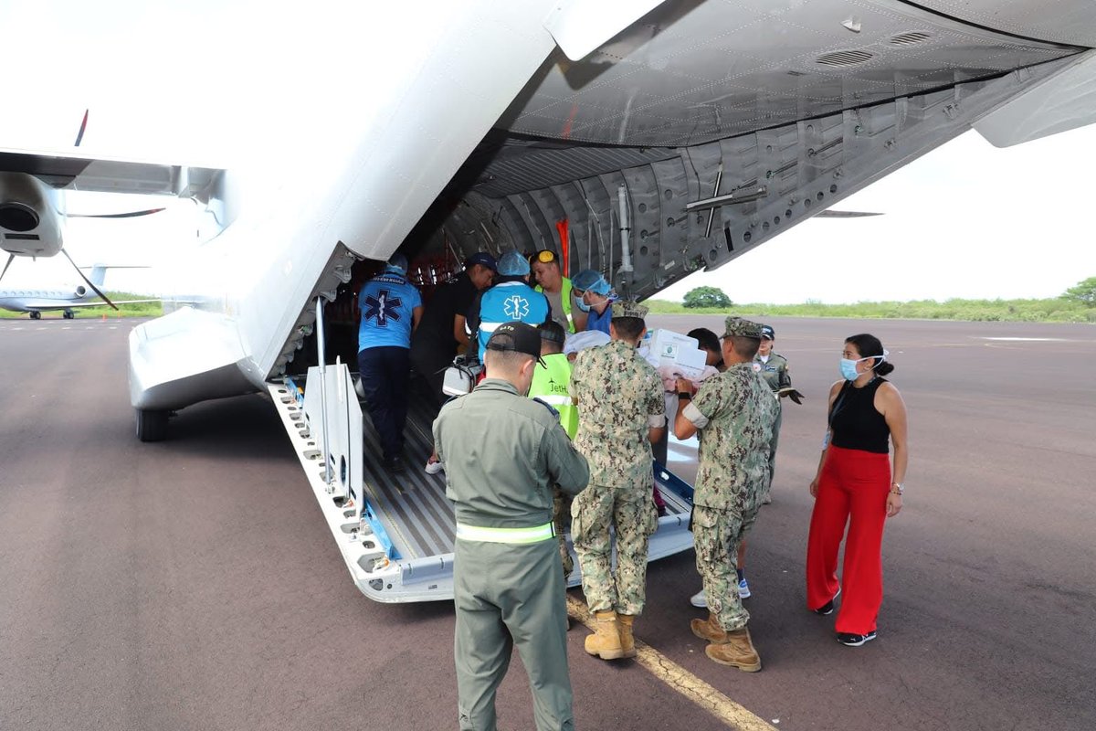 Salud_Ec's tweet photo. Respuesta rápida y efectiva 🏥🚁
El Ministerio de Salud Pública, en coordinación con la @FuerzaAereaEc, ejecutó con éxito un transporte sanitario aéreo desde Galápagos hasta Guayaquil para trasladar de forma urgente a dos pacientes en estado crítico. https://t.co/YrfDgogXMK