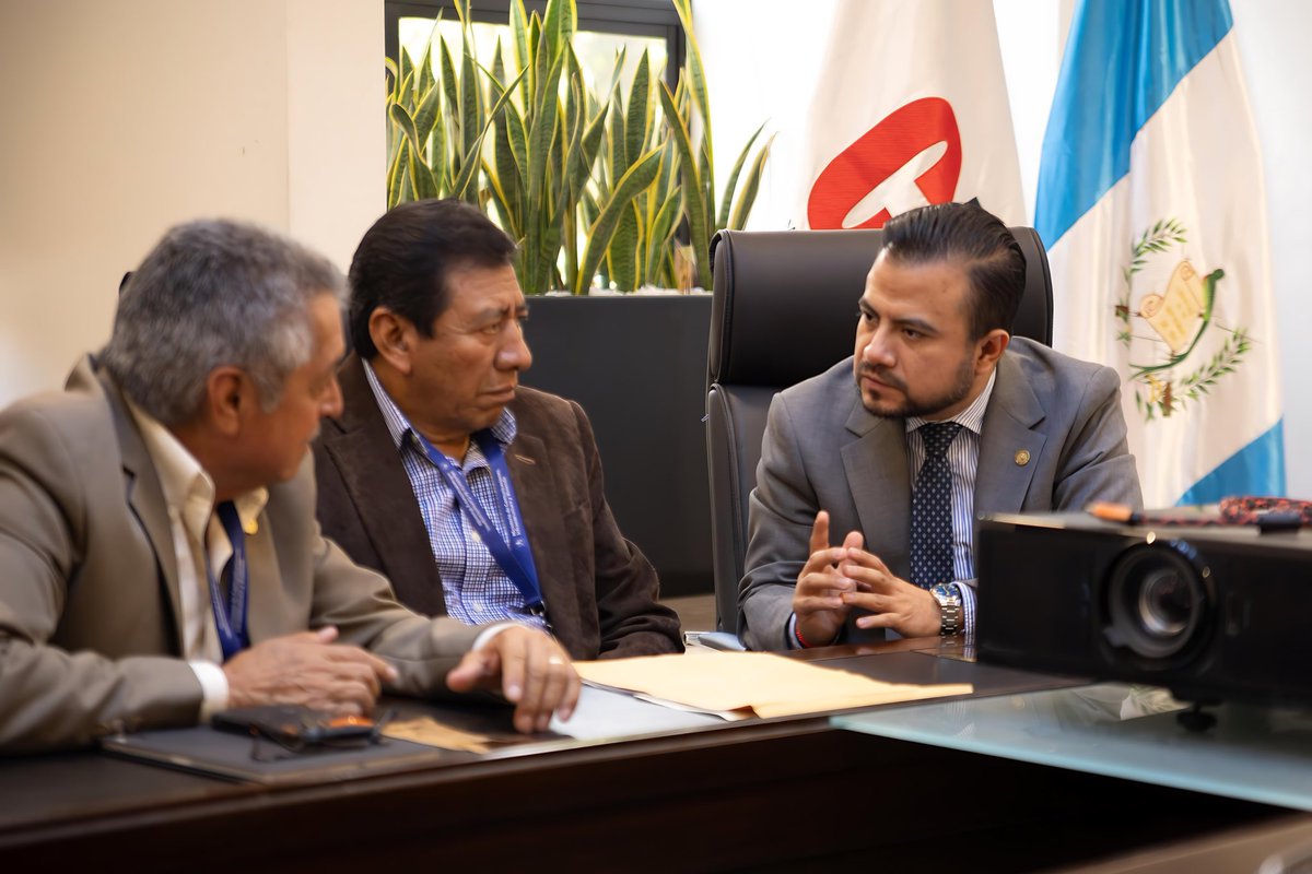 Post 1/2 #Infraestructura #Sacatepéquez 🚧 En seguimiento a acciones para mejorar la #movilidad, como el plan piloto del #carrilreversible en San Lucas Sacatepéquez junto al alcalde <a href="/munisanlucas/">Muni San Lucas</a> solicitamos a la ministra del <a href="/CIV_Guatemala/">Ministerio de Comunicaciones</a> información sobre proyectos viales.