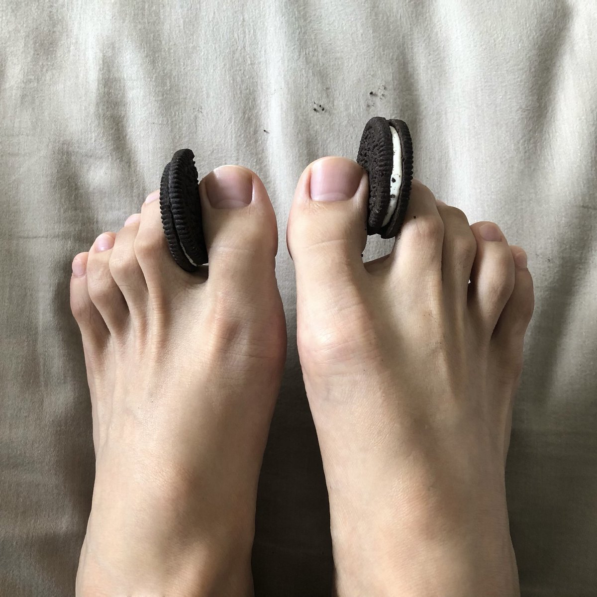 linshiuser's tweet photo. Oreo 不浪費 全吃掉了

#tickle  #feet #foot #腳底板  #搔癢 #搔癢腳底 #腳底 #足控 #足 #腳趾 #戀足癖 #戀足  #足底 https://t.co/VHUWAZhtRG