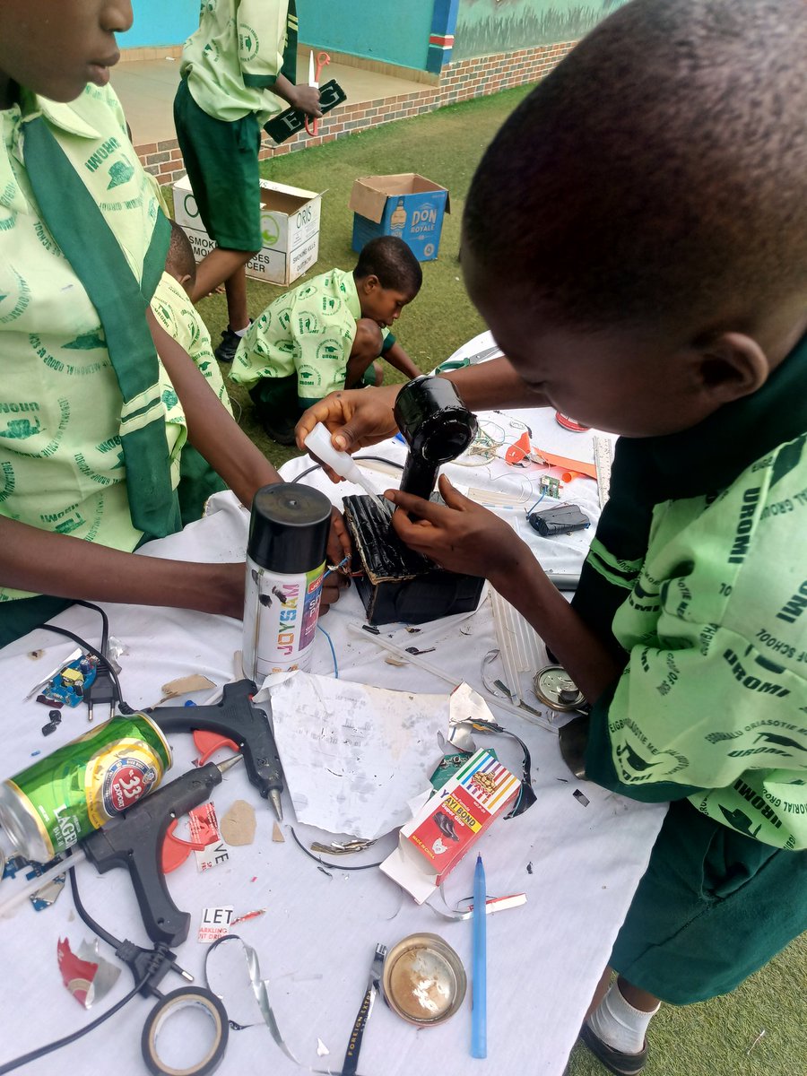 ocplinks7's tweet photo. I'm excited to share the amazing work of my students from our Electronic DIY Project at E.O.M.G.S Uromi, Edo State. They put in so much effort and creativity into this, and It was a successful achievement, From Bluetooth speakers to LED lights, mini fan https://t.co/zxasEp9ToW