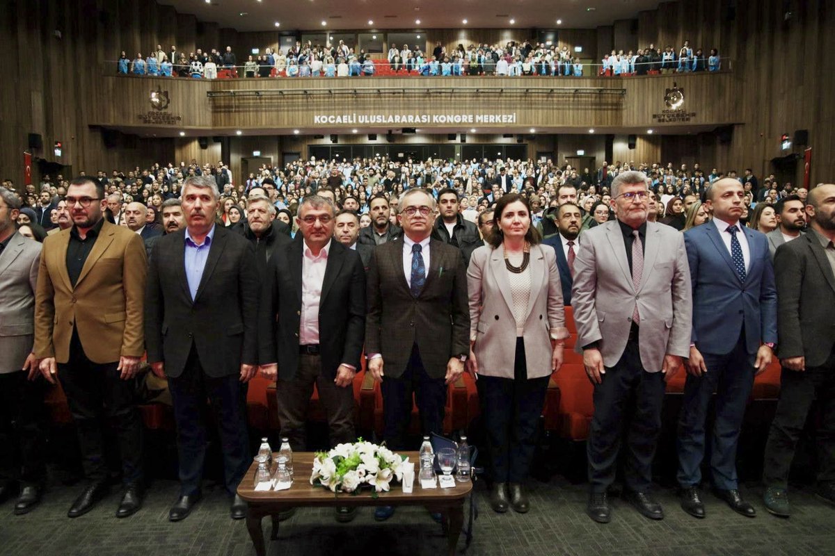 hayribaracli's tweet photo. 33 gün boyunca fikir, emek ve iyilik bir araya geldi. 🚀
Kocaeli’nden 300 takım, 1500 genç “iyilik” için harekete geçti.

Bugün kapanış programında ödüllerimizi takdim ettik.

Enerjileri, heyecanları ve ortaya koydukları işler gerçekten gurur vericiydi.

Gençler varsa umut da var. ✨
#sehrimKocaeli