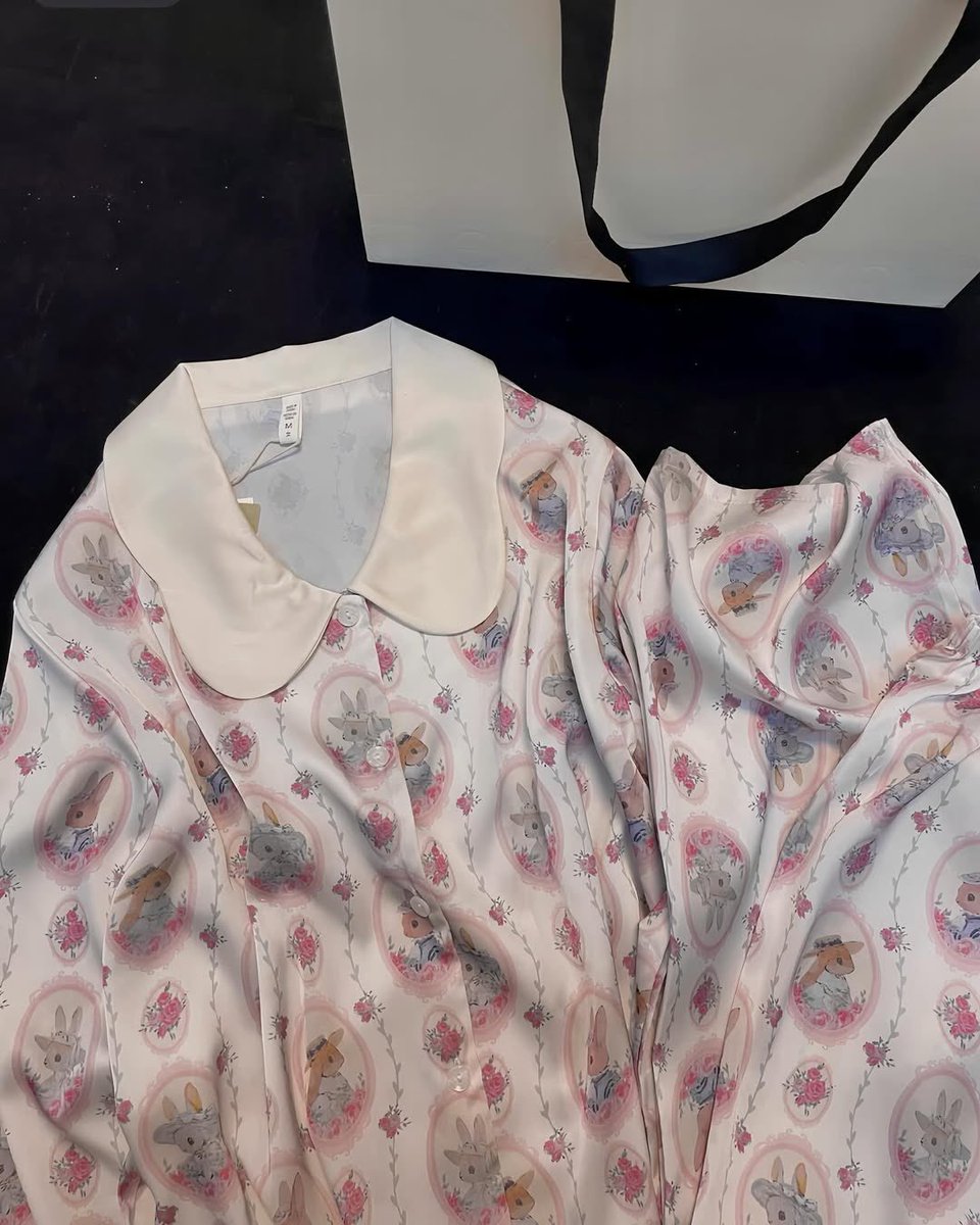 ProductRetjehan's tweet photo. Mau spill beberapa baju piyama gumushh dan mewah dari bahan lembut nyaman dipakai daily dirumah apalagi buat tidur ga bikin gerah krn bahan silky ringan 🤗💖 https://t.co/4hQX35CMSI
