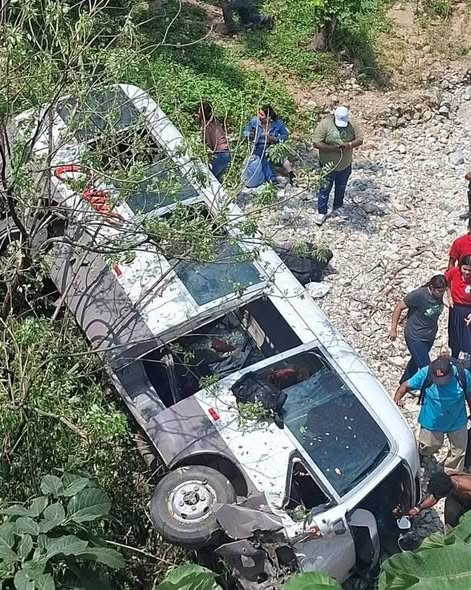 #ULTIMAHORA Accidente en la CA-13 deja varios heridos
Un bus interurbano cayó desde el puente de Quebrada Seca, a la altura de la comunidad de El Pino, municipio de El Porvenir, Atlántida, sobre la carretera CA-13.