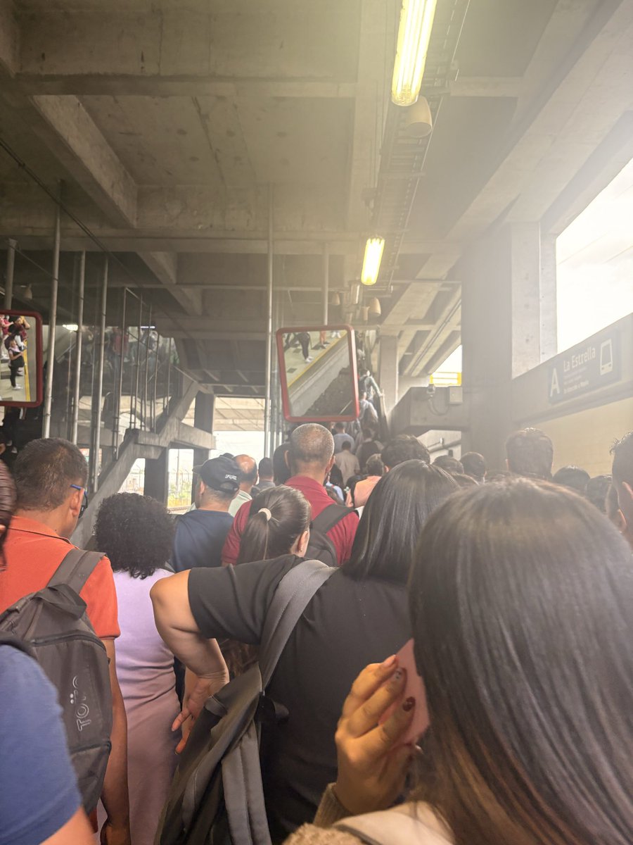 CAMIMESA15's tweet photo. @metrodemedellin y para cuando la otra salida en la estación estrella ? Que situación tan peligrosa y tediosa nos ponen todos los días por la falta de planeacion https://t.co/sbqYaJxWZS
