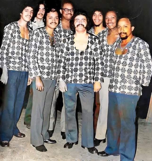 PORQUE LOS MITOS SON INMORTALES
23 años sin el gran Ernie Agosto. Aquí junto a su poderosa orquesta: La Conspiración.