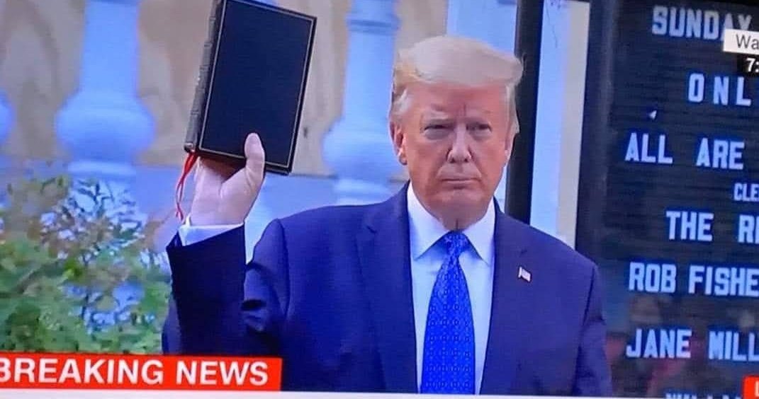 Götü sıkışan hemen kutsal kitaplara sığınıyor.